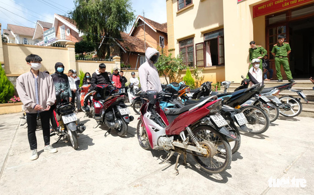  Xe độ chế sử dụng trong các cuộc đua bị Đội Cảnh sát giao thông Công an TP Đà Lạt tạm giữ - Ảnh: ĐỨC THỌ