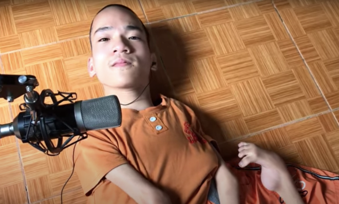 Chàng trai dị tật bẩm sinh có ước mơ trở thành một ca sĩ CHỤP MÀN HÌNH