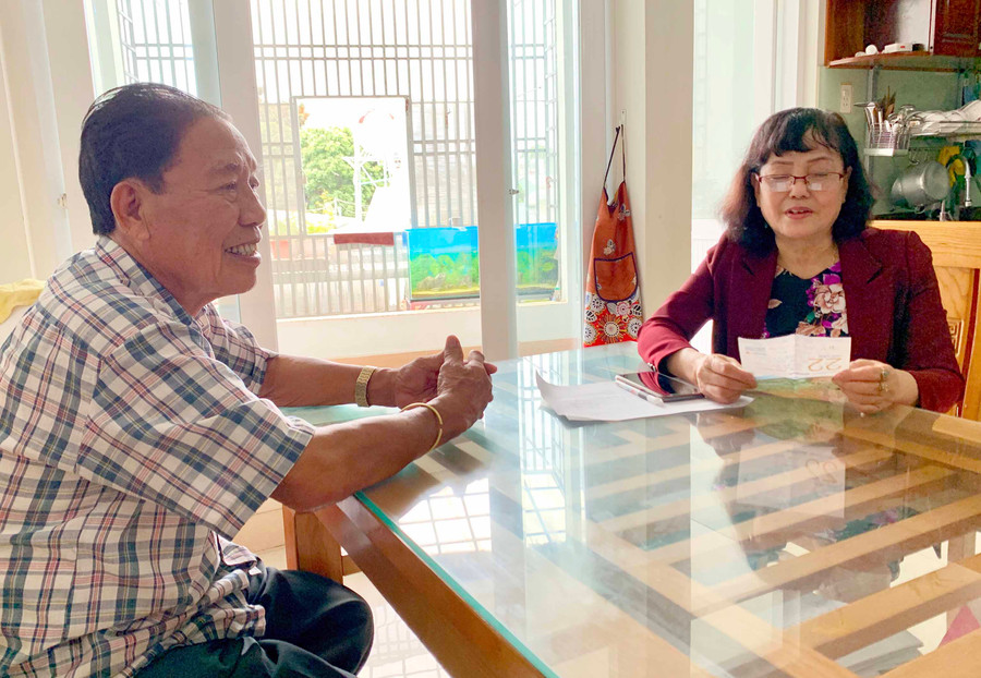 Ông Nguyễn Hữu Sơn-Chủ tịch Hội Người cao tuổi phường Tây Sơn (TP. Pleiku) tuyên truyền phòng-chống dịch Covid-19 cho hội viên. Ảnh: Như Nguyện