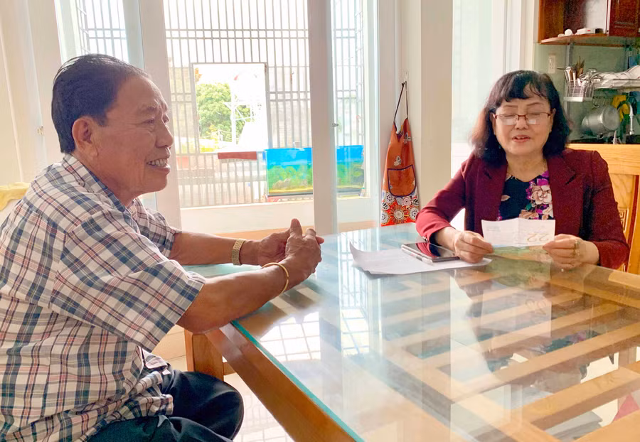 Ông Nguyễn Hữu Sơn-Chủ tịch Hội Người cao tuổi phường Tây Sơn (TP. Pleiku) tuyên truyền phòng-chống dịch Covid-19 cho hội viên. Ảnh: Như Nguyện