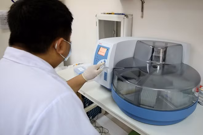 Xét nghiệm mẫu bệnh phẩm Covid-19 của những người có chỉ định của cơ quan y tế, sẽ được chi trả BHYT -Ảnh: Đậu Tiến Đạt