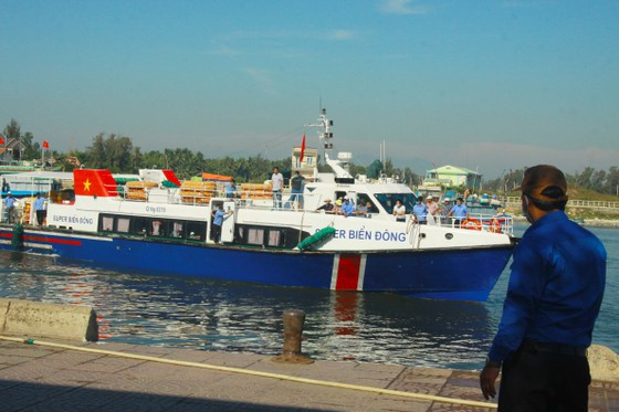 Các hoạt động vận tải Sa Kỳ-Lý Sơn chở hàng hóa và công dân Quảng Ngãi đến huyện đảo Lý Sơn được phép hoạt động bình thường. Ảnh: NGUYỄN TRANG Các hoạt động vận tải Sa Kỳ-Lý Sơn chở hàng hóa và công dân Quảng Ngãi đến huyện đảo Lý Sơn được phép hoạt động bình thường. Ảnh: NGUYỄN TRANG