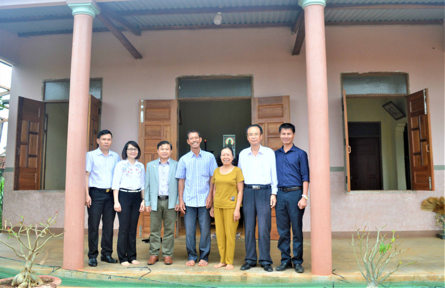 Đồng chí Lê Phan Lương-Ủy viên Ban Thường vụ Tỉnh ủy, Trưởng ban Tuyên giáo Tỉnh ủy (thứ 2 từ phải sang) cùng lãnh đạo huyện Chư Pưh tặng nhà mới cho ông Nguyễn Ái Đính (ở giữa; xã Ia Blứ, huyện Chư Pưh). Ảnh: Đinh Yến 