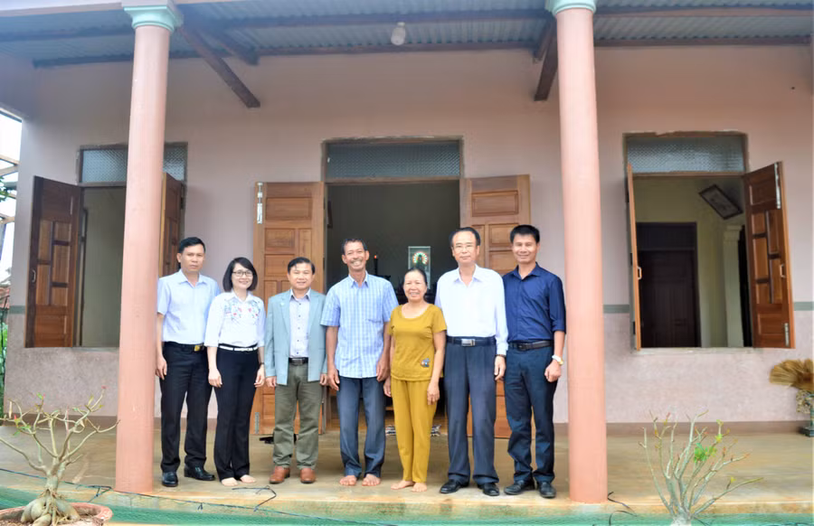 Đồng chí Lê Phan Lương-Ủy viên Ban Thường vụ Tỉnh ủy, Trưởng ban Tuyên giáo Tỉnh ủy (thứ 2 từ phải sang) cùng lãnh đạo huyện Chư Pưh tặng nhà mới cho ông Nguyễn Ái Đính (ở giữa; xã Ia Blứ, huyện Chư Pưh). Ảnh: Đinh Yến 