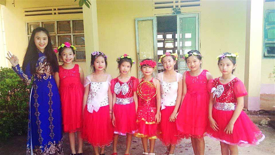 Cô giáo Phi Giao bên những học trò nhỏ của mình. Ảnh: Mộc Trà 