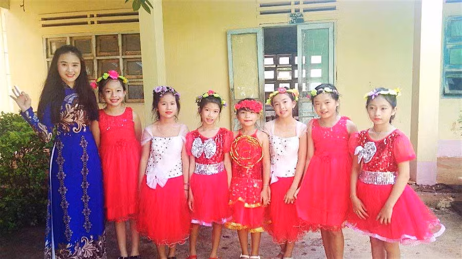 Cô giáo Phi Giao bên những học trò nhỏ của mình. Ảnh: Mộc Trà 