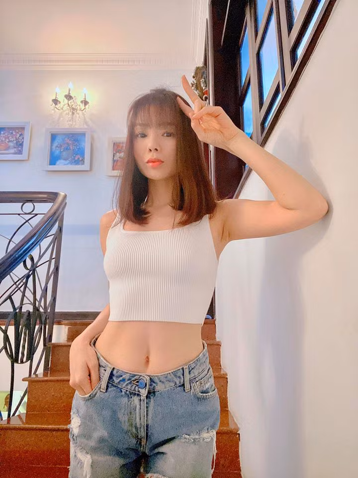 Để giữ được vòng eo thon gọn, săn chắc ở tuổi U40, Lệ Quyên có bí quyết riêng. Nữ ca sĩ từng chia sẻ cách giảm cân của cô chính là…hát. Theo Lệ Quyên, khi hát thì ca sĩ phải lấy hơi bằng bụng nên nhờ thế mà họ có vòng hai khá thon gọn.