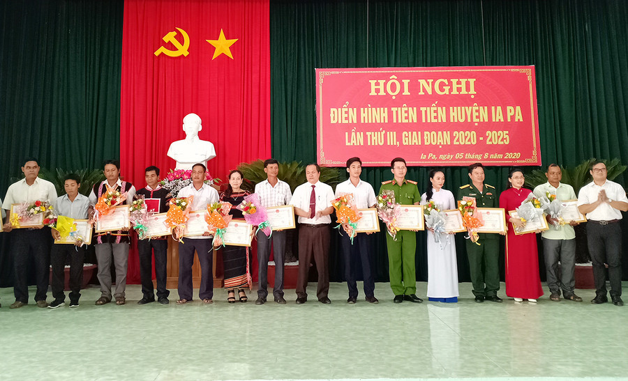 Các cá nhân, tập thể điển hình tiên tiến được tuyên dương tại hội nghị. Ảnh: Như Loan