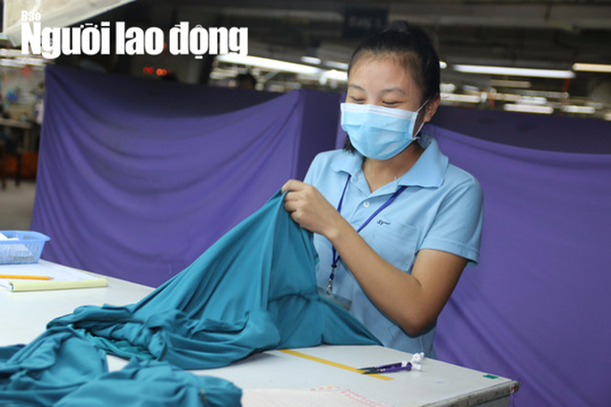  Lao động nữ làm công việc nặng nhọc khi mang thai được giảm bớt 1 giờ làm việc hằng ngày