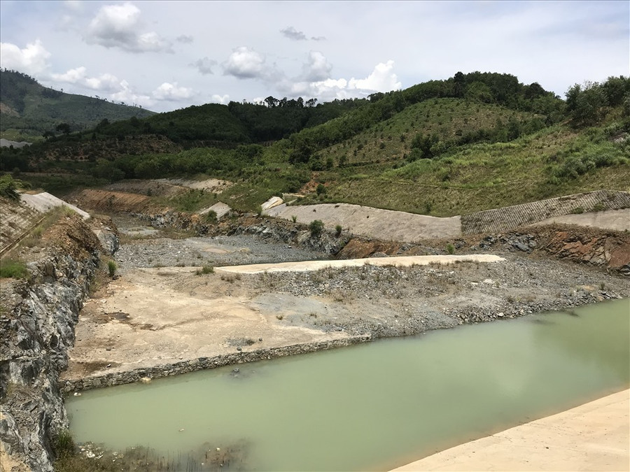 Tháng 3.2020, Bộ NNPTNT ra quyết định phê duyệt kế hoạch chặn dòng thi công vượt lũ đập đất số 1, thuộc cụm công trình đầu mối của dự án kể trên để tiếp tục đảm bảo tiến độ thi công. Ảnh: Bảo Trung Tháng 3.2020, Bộ NNPTNT ra quyết định phê duyệt kế hoạch chặn dòng thi công vượt lũ đập đất số 1, thuộc cụm công trình đầu mối của dự án kể trên để tiếp tục đảm bảo tiến độ thi công. Ảnh: Bảo Trung