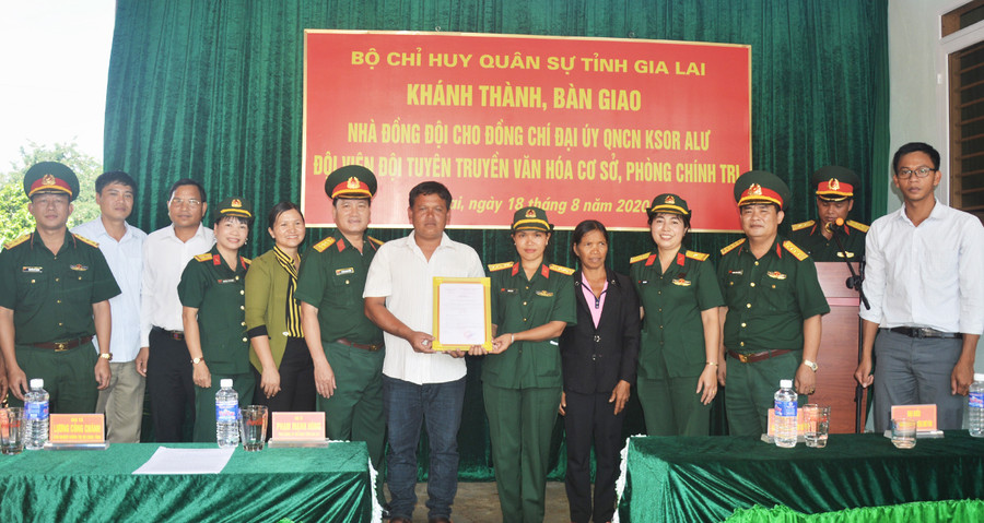 Bàn giao "Nhà đồng đội" cho gia đình Đại úy Ksor ALư. Ảnh: Huy Bắc Lãnh đạo, chỉ huy, chính quyền và dân làng chung vui cùng với gia đình đồng chí ALư. Ảnh: Huy Bắc