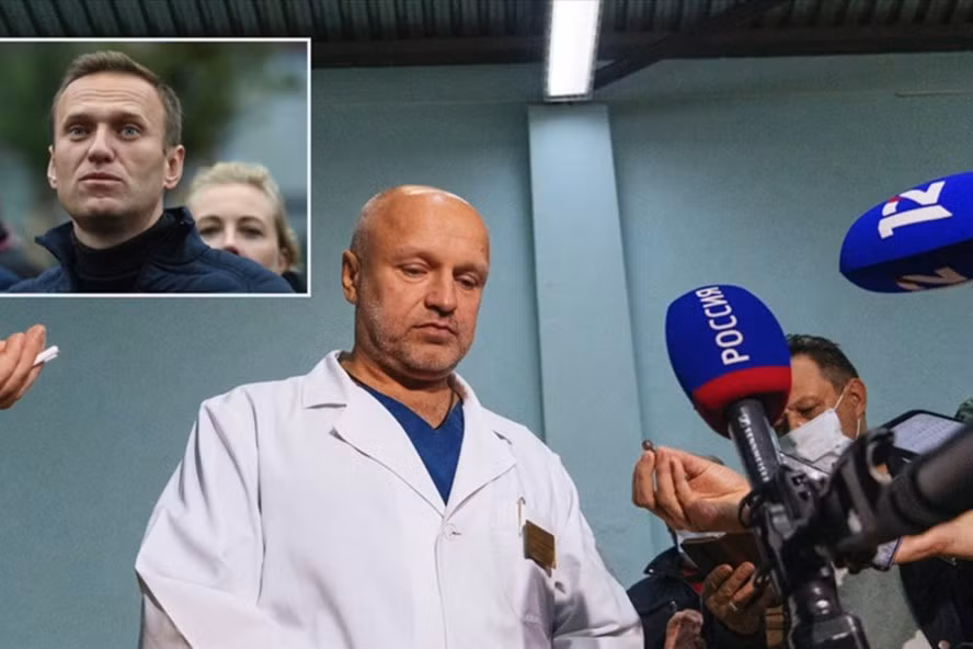 Bác sĩ Anatoly Kalinichenko ở bệnh viện tại Omsk cho biết về tình trạng sức khỏe của Alexei Navalny (ảnh nhỏ). Ảnh: Sputnik