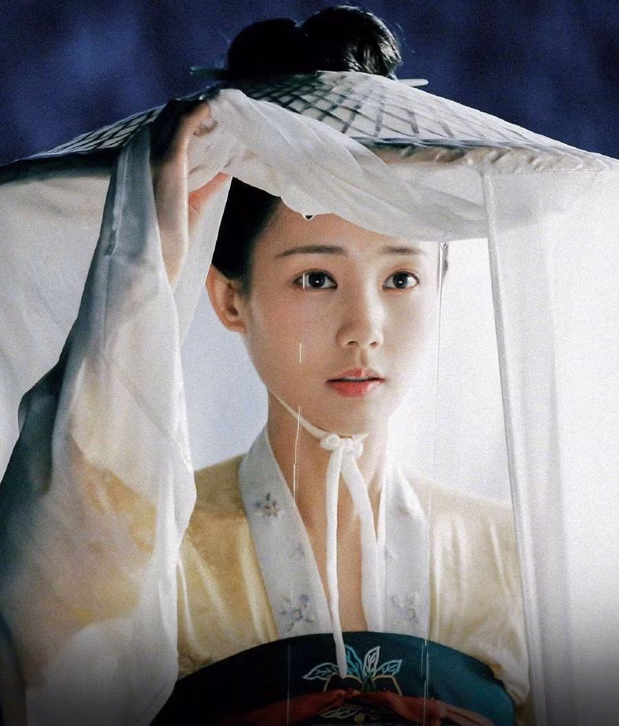 Mỹ nhân sinh năm 1990 sở hữu dung mạo xinh đẹp hơn người cùng tài năng diễn xuất ấn tượng nên liên tục được mời tham gia những dự án cổ trang lớn và đóng cùng dàn mỹ nam đình đám. 