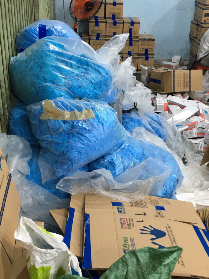 Găng tay y tế đã qua sử dụng được thu gom chuẩn bị tái chế đóng hộp tung ra thị trường