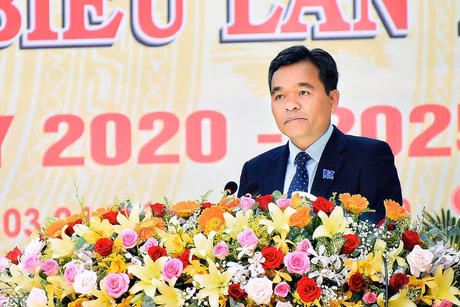 Đồng chí Hồ Văn Niên - Ủy viên dự khuyết Ban Chấp hành TW Đảng, Bí thư Tỉnh ủy, trưởng đoàn đại biểu quốc hội phát biểu chỉ đạo tại đại hội. Ảnh: Đức Thụy 