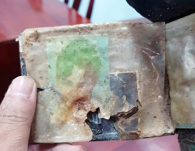 Trong ví còn có hình của người nam và người nữ. Ảnh: Đ.T