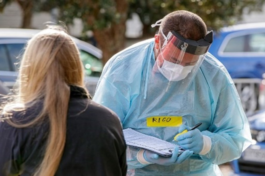 Nhân viên y tế tiến hành kiểm dịch COVID-19 ở Auckland, New Zealand. Ảnh: AFP