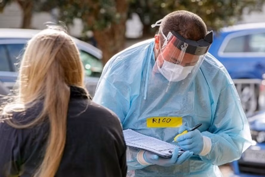 Nhân viên y tế tiến hành kiểm dịch COVID-19 ở Auckland, New Zealand. Ảnh: AFP