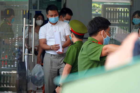 Đỗ Sơn Tùng (áo trắng), tổng giám đốc Công ty cổ phần bất động sản nhà đất Đồng Nai, bị công an bắt giữ - Ảnh: B.A Đỗ Sơn Tùng (áo trắng), tổng giám đốc Công ty cổ phần bất động sản nhà đất Đồng Nai, bị công an bắt giữ - Ảnh: B.A