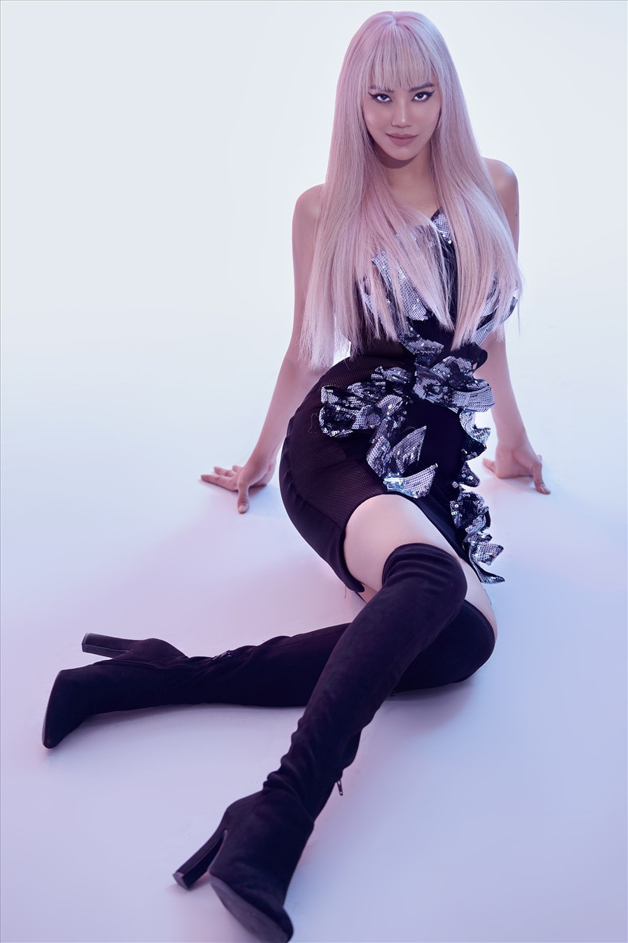 Vốn là fan của nhóm nhạc BlackPink, Á hậu Kim Duyên đã ngỏ ý với êkip thực hiện một bộ ảnh chủ đề thần tượng K-pop. Trong loạt ảnh, cô diện hai trang phục khác nhau: một đầm hồng xoè và một bộ váy ôm sát cơ thể. Ảnh: Hoàng Phúc.