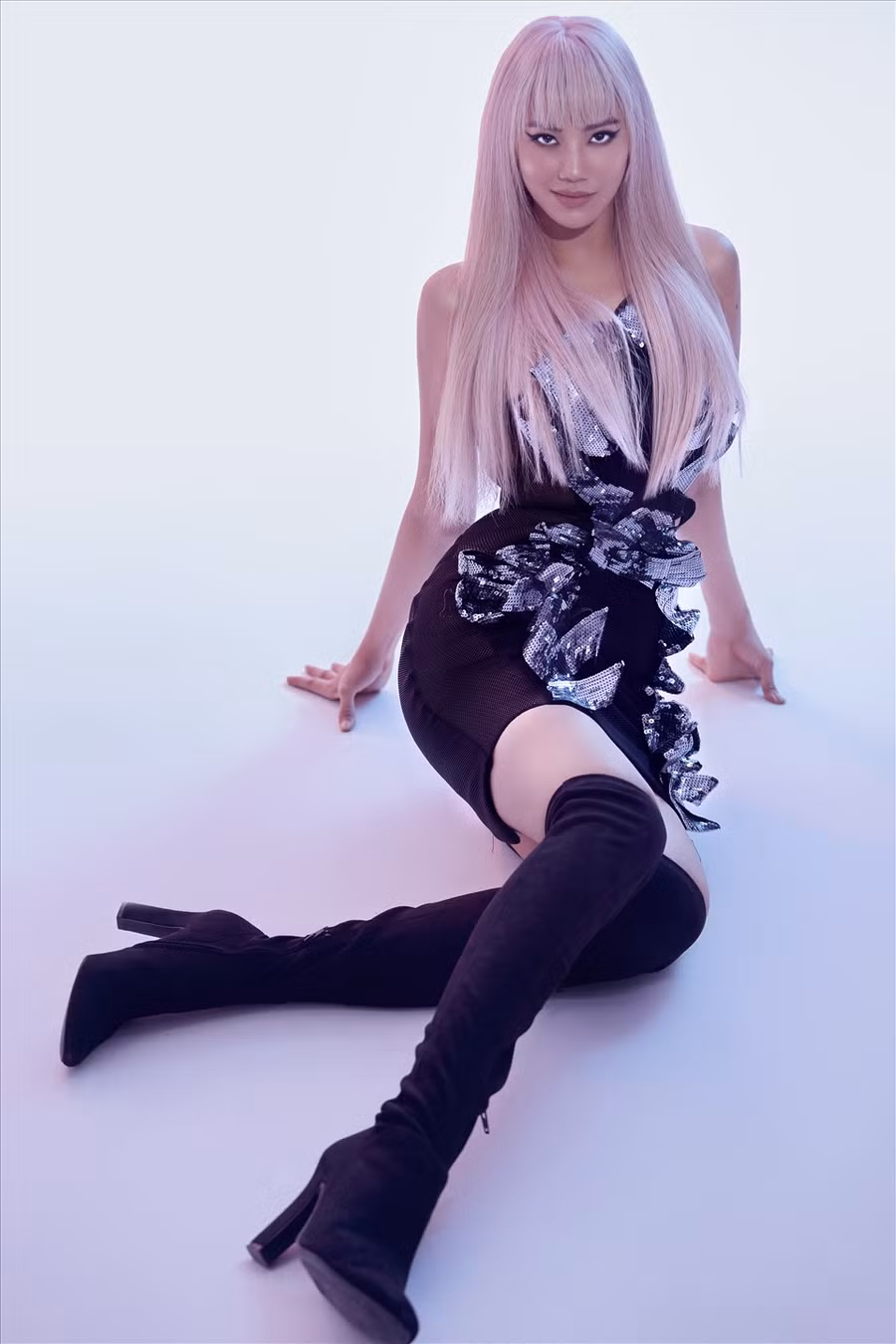 Vốn là fan của nhóm nhạc BlackPink, Á hậu Kim Duyên đã ngỏ ý với êkip thực hiện một bộ ảnh chủ đề thần tượng K-pop. Trong loạt ảnh, cô diện hai trang phục khác nhau: một đầm hồng xoè và một bộ váy ôm sát cơ thể. Ảnh: Hoàng Phúc.