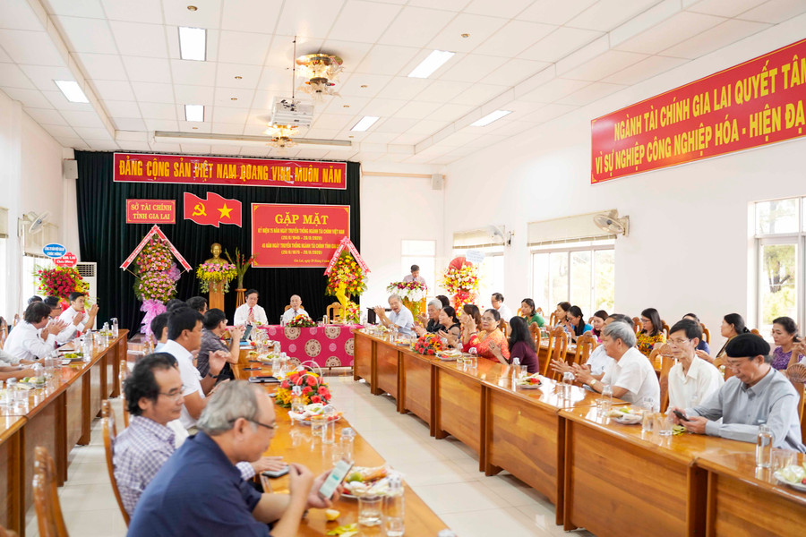 Quang cảnh buổi gặp mặt. Ảnh: Sơn Ca Các thế hệ công chức, cán bộ, lãnh đạo ngành Tài chính qua các thời kỳ tại buổi gặp mặt thân mật. Ảnh: Sơn Ca
