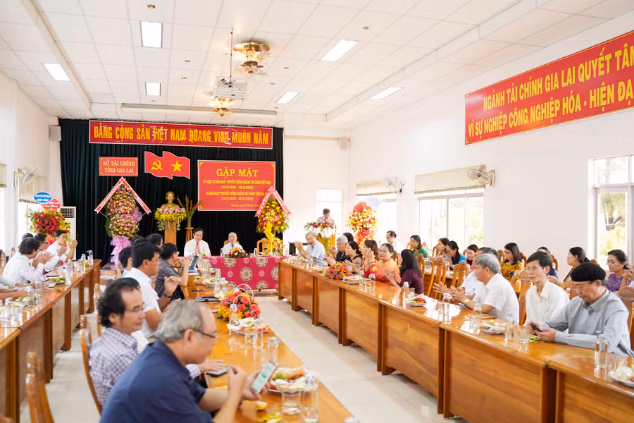 Các thế hệ công chức, cán bộ, lãnh đạo ngành Tài chính qua các thời kỳ tại buổi gặp mặt thân mật. Ảnh: Sơn Ca 