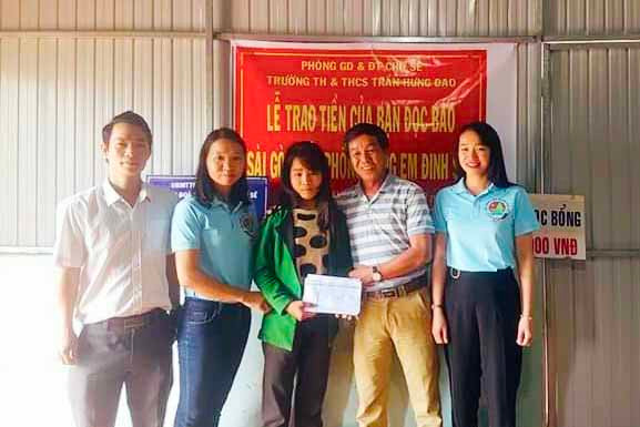 Chị Nguyễn Thị Mỵ (thứ 2 từ trái qua) cùng các Mạnh Thường Quân trao học bổng cho em Đinh Sah (xã Kông Htok, huyện Chư Sê). Ảnh: Sơn Nguyên Chị Nguyễn Thị Mỵ (thứ 2 từ trái qua) cùng các Mạnh Thường Quân trao học bổng cho em Đinh Sah (xã Kông Htok, huyện Chư Sê). Ảnh: Sơn Nguyên