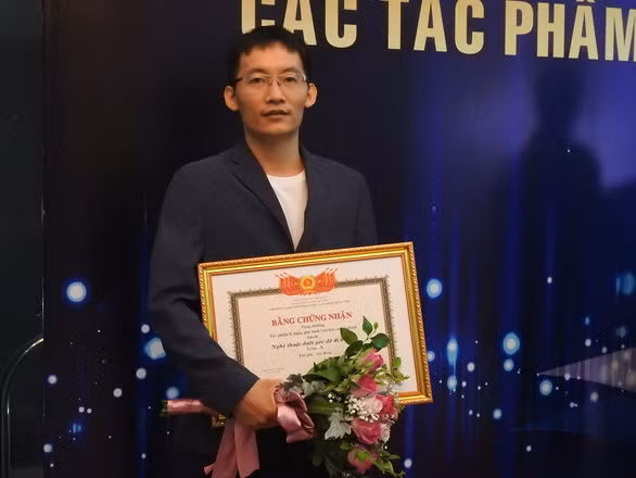 Tác giả 8X Vũ Hiệp được tặng thưởng mức A của Hội đồng lý luận, phê bình văn học, nghệ thuật - Ảnh: T.ĐIỂU