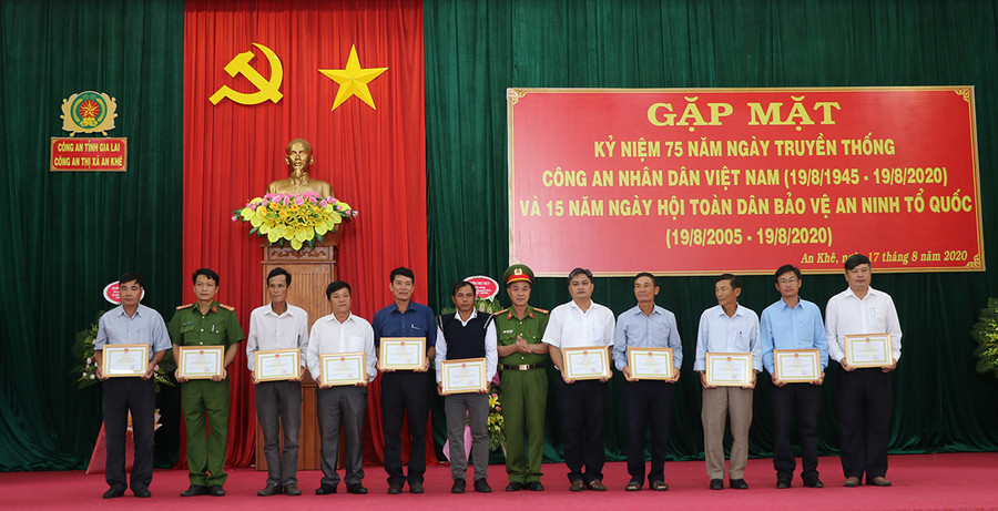 Tặng giấy khen của Chủ tịch UBND thị xã An Khê cho tập thể và cá nhân có thành tích xuất sắc trong việc thực hiện “Ngày hội toàn dân bảo vệ an ninh Tổ quốc” giai đoạn 2015-2020. Ảnh: Ngọc Minh tặng giấy khen của Chủ tịch UBND thị xã vAn Khê cho tập thể và cá nhân vì có thành tích xuất sắc trong việc thực hiện “Ngày hội toàn dân bảo vệ ANTQ”, giai đoạn 2015-2020. Ảnh; Ngọc Minh
