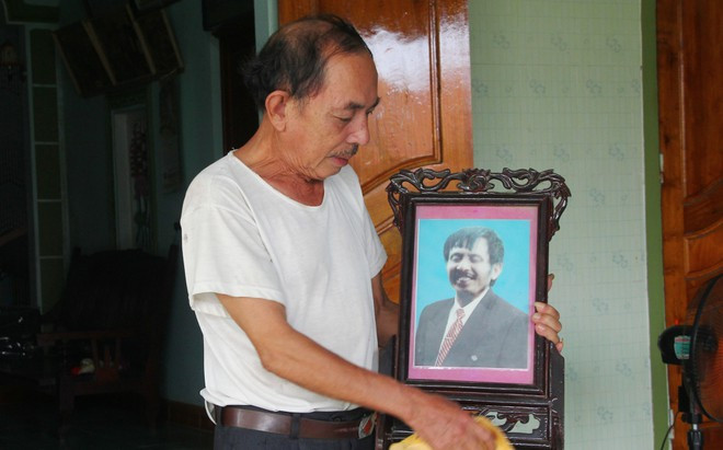 Ông Trịnh Hữu Long và tấm di ảnh của em trai - ông Trịnh Hữu Trung