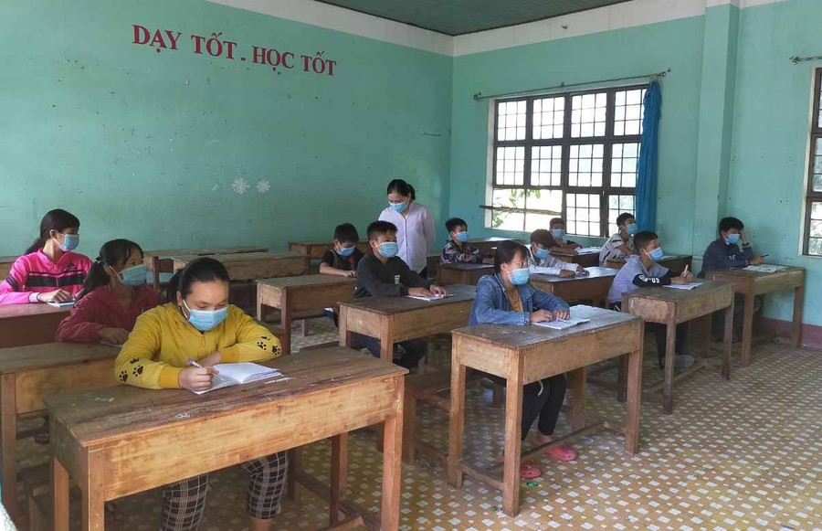  Trường Tiểu học và THCS Võ Nguyên Giáp (xã Thành An, thị xã An Khê) tổ chức ôn tập cho học sinh trước đợt kiểm tra lại. Ảnh: N.T