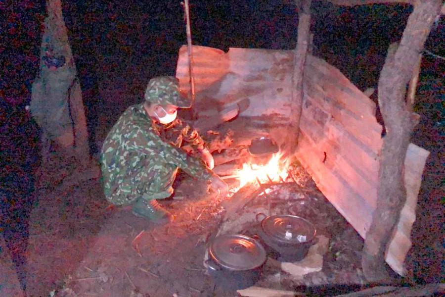 Khu vực nấu ăn của cán bộ, chiến sĩ Chốt Kiểm soát phòng chống dịch được quây tạm bằng vài miếng tôn. Ảnh: Phương Dung