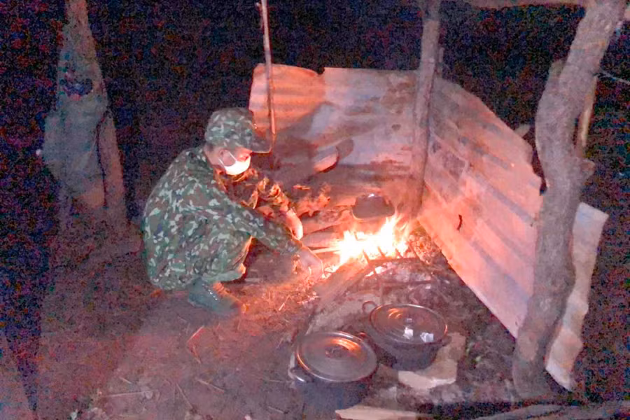 Khu vực nấu ăn của cán bộ, chiến sĩ Chốt Kiểm soát phòng chống dịch được quây tạm bằng vài miếng tôn. Ảnh: Phương Dung