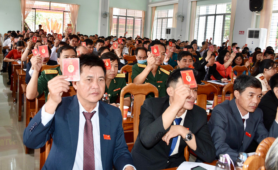 Các đại biểu biểu quyết thông qua các chỉ tiêu nhiệm kỳ 2020-2025. Ảnh: Hoàng Nam