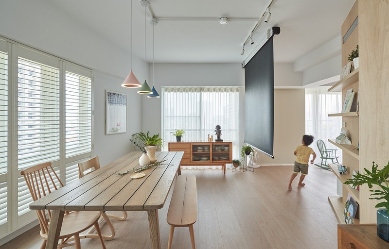 Bàn ăn hình chữ nhật không chỉ là nơi ăn uống của gia đình, mà còn là nơi đứa trẻ học bài, chơi các trò chơi cùng bố mẹ.