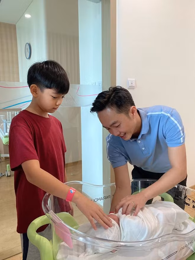 Con trai của Cường Đô La và Hồ Ngọc Hà - bé Subeo cũng có mặt tại bệnh viện để thăm em gái ẢNH: FBNV