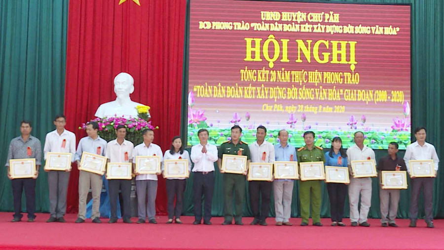 Lãnh đạo huyện tặng giấy khen cho các cá nhân có thành tích xuất sắc trong thực hiện phong trào “Toàn dân đoàn kết xây dựng đời sống văn hóa” giai đoạn 2000-2020. Ảnh: Hà Phương