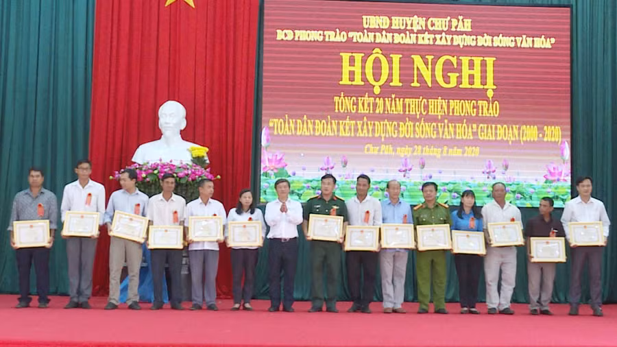 Lãnh đạo huyện tặng giấy khen cho các cá nhân có thành tích xuất sắc trong thực hiện phong trào “Toàn dân đoàn kết xây dựng đời sống văn hóa” giai đoạn 2000-2020. Ảnh: Hà Phương