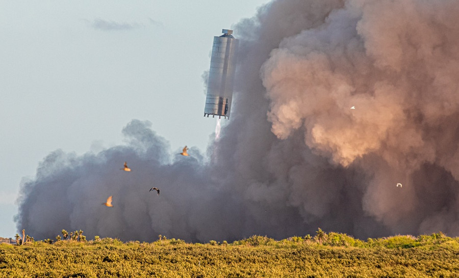 Nguyên mẫu tàu vũ trụ Starship SN5 tự nâng mình lên không trung. Ảnh: Elon Musk qua Twitter.