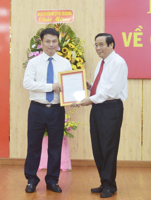 Phó Trưởng ban Thường trực Ban Tổ chức T.Ư Nguyễn Thanh Bình trao quyết định điều động, luân chuyển, chỉ định đồng chí Đặng Ngọc Huy, giữ chức vụ Phó Bí thư thường trực Tỉnh ủy Quảng Ngãi, nhiệm kỳ 2015-2020. Phó Trưởng ban Thường trực Ban Tổ chức T.Ư Nguyễn Thanh Bình trao quyết định điều động, luân chuyển, chỉ định đồng chí Đặng Ngọc Huy, giữ chức vụ Phó Bí thư thường trực Tỉnh ủy Quảng Ngãi, nhiệm kỳ 2015-2020.