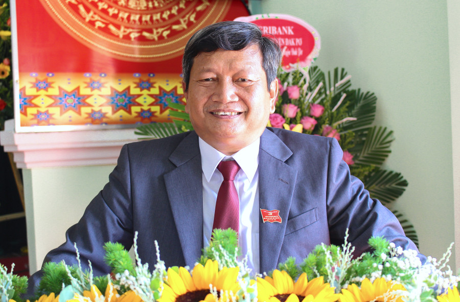 Đồng chí Ngô Khắc Ngọc tái đắc cử chức danh Bí thư Huyện ủy Đak Pơ khóa XVII. Ảnh: Thi Minh Đồng chí Ngô Khắc Ngọc tái đắc cử chức danh Bí thư Huyện ủy Đak Pơ khóa XVII. Ảnh: Thi Minh