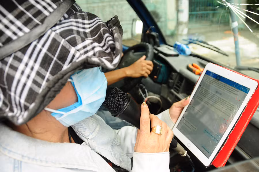 Xe truyền thanh lưu động liên tục quần đảo qua các ngả đường phát bản tin phục vụ phòng chống đại dịch - Ảnh: B.D