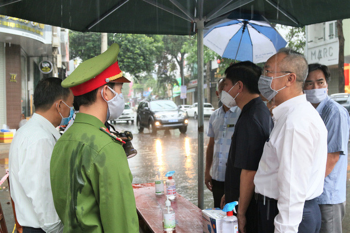 Đoàn công tác tới thăm hỏi, động viên lực lượng làm nhiệm vụ tại khu vực phong tỏa Đoàn công tác tới thăm hỏi, động viên lực lượng làm nhiệm vụ tại khu vực phong tỏa