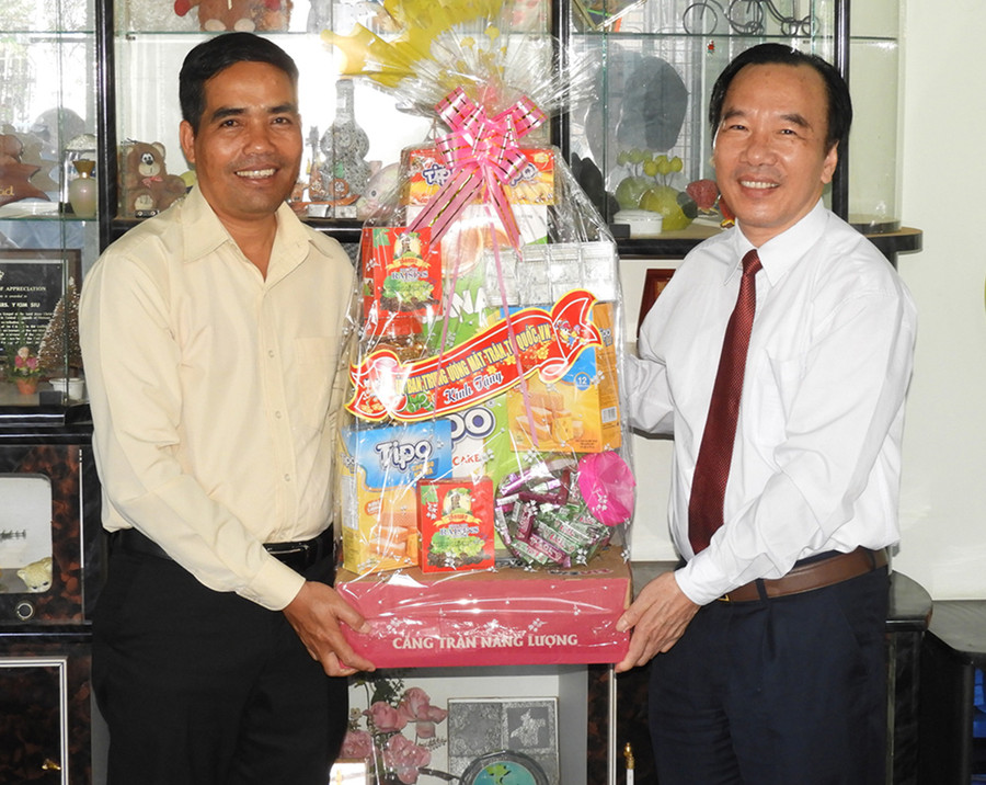 Phó Chủ tịch Ủy ban Trung ương MTTQ Việt Nam Ngô Sách Thực (phải) tặng quà Ban đại diện Tin lành tỉnh Gia Lai. Ảnh: Thanh Nhật Phó Chủ tịch Ủy ban Trung ương MTTQ Việt Nam Ngô Sách Thực (phải) tặng quà Ban đại diện Tin lành tỉnh Gia Lai. Ảnh: Thanh Nhật