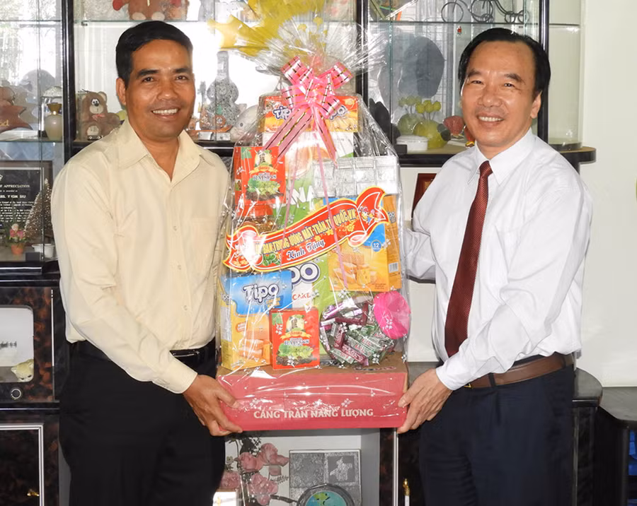 Phó Chủ tịch Ủy ban Trung ương MTTQ Việt Nam Ngô Sách Thực (phải) tặng quà Ban đại diện Tin lành tỉnh Gia Lai. Ảnh: Thanh Nhật Phó Chủ tịch Ủy ban Trung ương MTTQ Việt Nam Ngô Sách Thực (phải) tặng quà Ban đại diện Tin lành tỉnh Gia Lai. Ảnh: Thanh Nhật