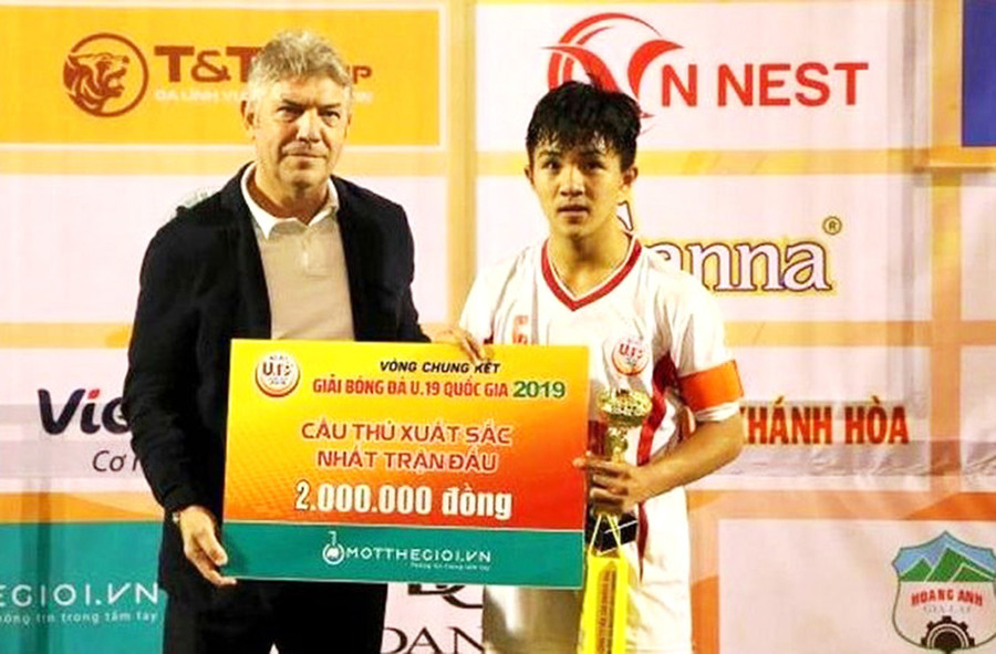 Tiền vệ Nguyễn Thanh Khôi (phải) của HA.GL được gọi tập trung đội tuyển U19 Việt Nam. Ảnh: Quang Thắng