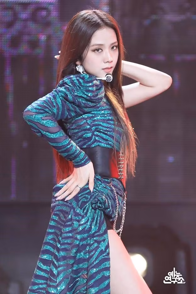 Ban đầu, chị cả BlackPink bị đánh giá là nhạt nhòa so với các thành viên khác trong nhóm. Tuy nhiên cho tới MV “How you like that“, thần thái của Jisoo nhận được vô số lời khen ngợi, chứng minh dù phong cách nào từ dịu dàng tới cá tính Jisoo đều “cân” được. Ảnh: YG Ent. 