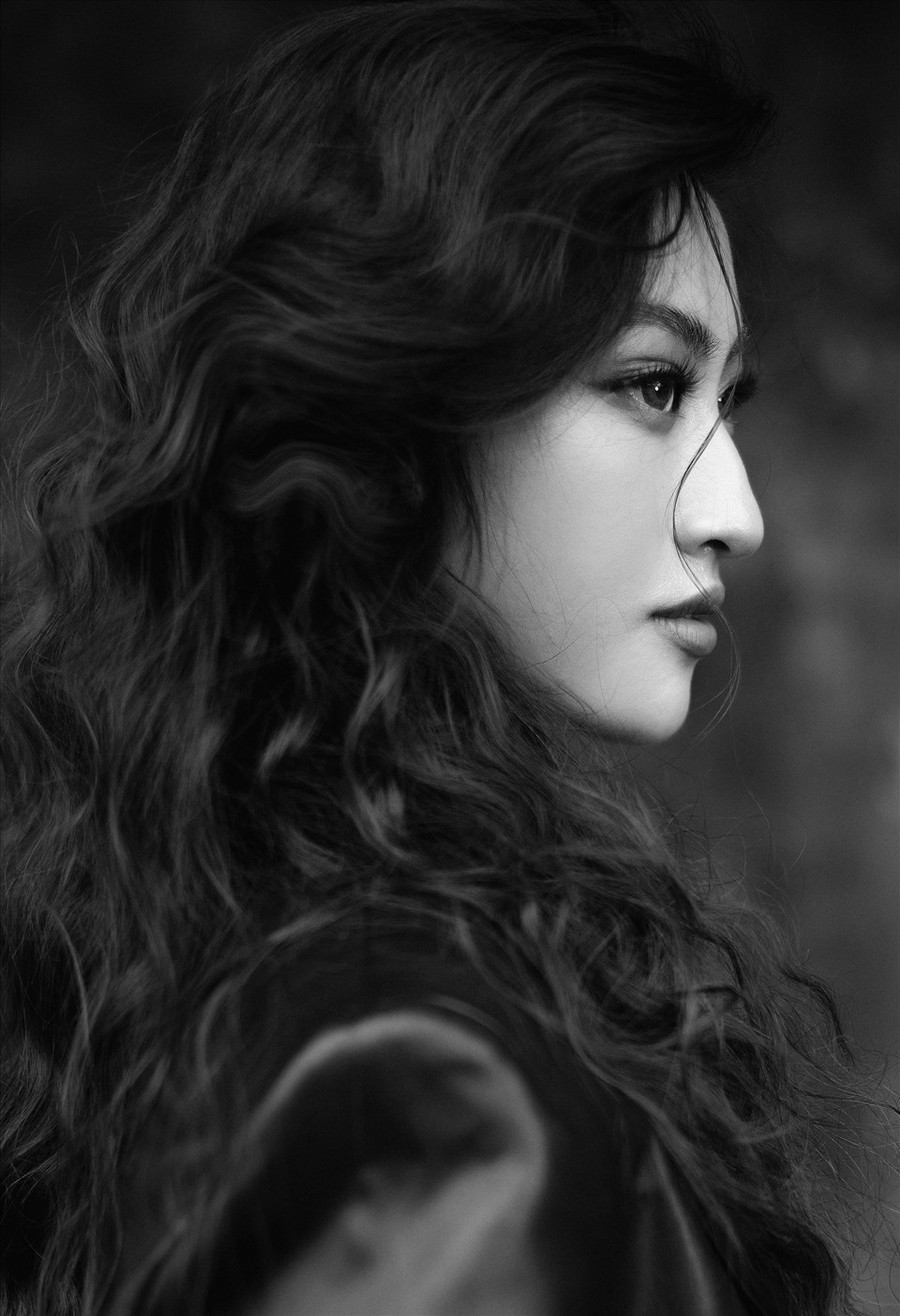 Trong bộ ảnh đánh dấu tuổi 20, khác với hình ảnh dịu dàng trước đây, lần này Lương Thuỳ Linh “lột xác” hoàn toàn theo xu hướng mạnh mẽ, đầy cá tính. Ảnh: Tang Tang.