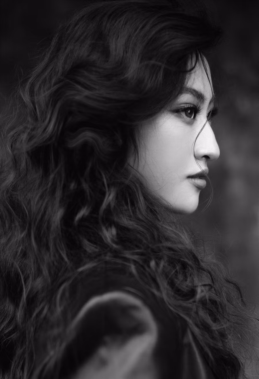 Trong bộ ảnh đánh dấu tuổi 20, khác với hình ảnh dịu dàng trước đây, lần này Lương Thuỳ Linh “lột xác” hoàn toàn theo xu hướng mạnh mẽ, đầy cá tính. Ảnh: Tang Tang.